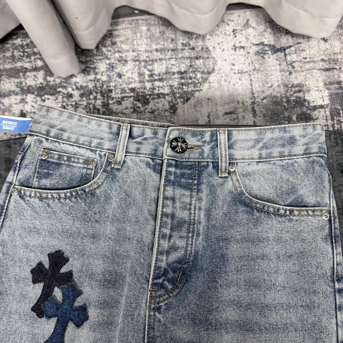 P310 Ch rare co-branded top item Chrome hearts new Chrome heart patchwork patchwork cross stitching micro-flare jeans Top-notch configuration, details are invincible! ! Cleanfit has become very popular in the past two years, and Kroxin’s consistent style is particularly high-end! ! Imported Japanese woven fabric ready-made clothes, genuine leather Crocodile leather labels and waist cloth leather tags are sewn on. The overall process is very cumbersome. The buttons on the trousers fly, rivets, back pockets, and metal decorative plates are all custom-made from molds. After they are finished, they are distressed to create a very effective effect. It has a vintage taste, and has been used by all kinds of big-name European and American celebrities. Kenijima’s cleanfit style has become popular all over the world. Top-grade hardware, pay attention to my detailed photos, the buttons are all detachable, and they are made of 925 engraved silver! ! Match as you like, suitable for both men and women ✔️✔️ Color: Blue Size: S M L XL